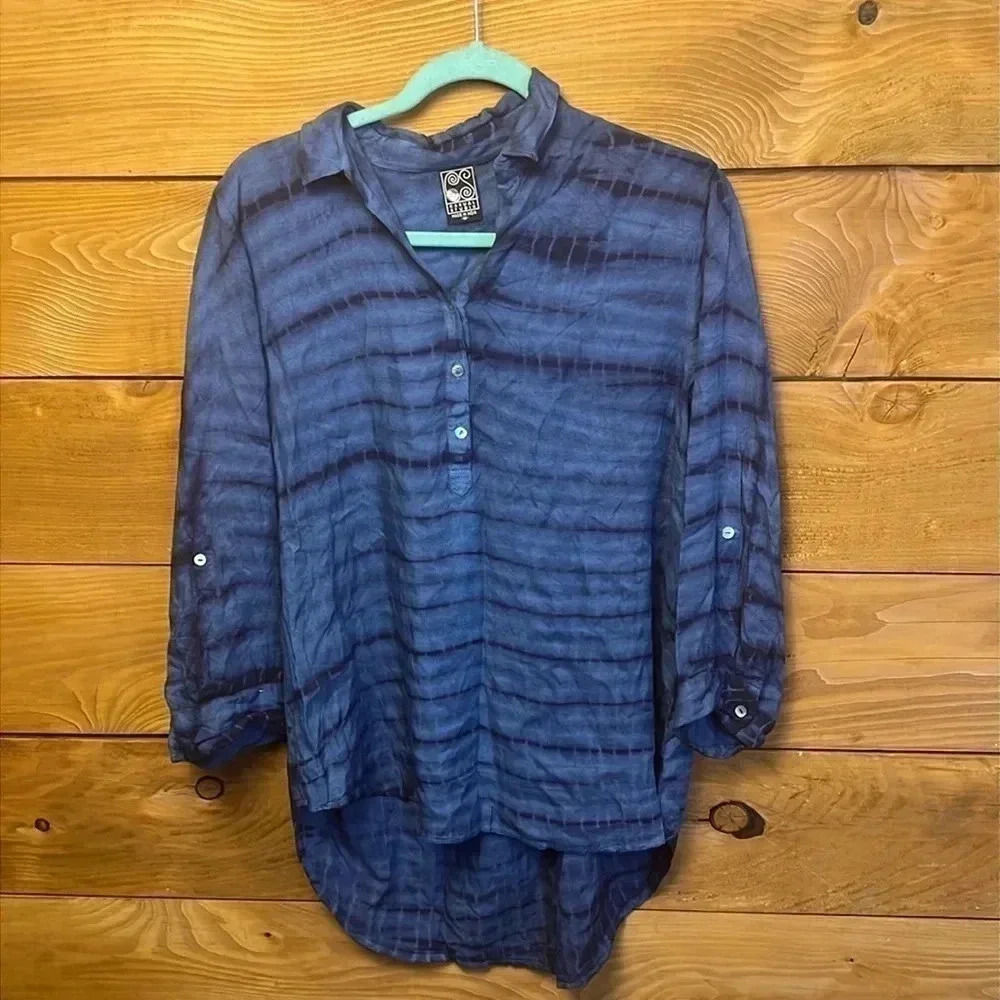 Women’s casual studio, medium 1/4 button-down shirt blue black office business